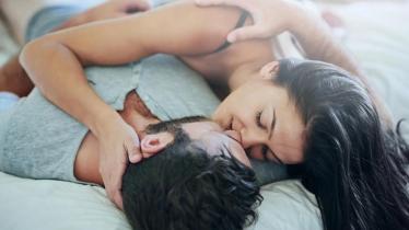 1280-couple-kissing-bed_0